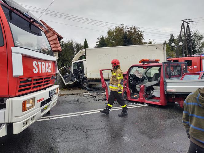 Wypadek w Stróżach. Dostawczak staranowany przez ciężarówkę