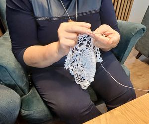 Szydełkowe babki z Ostrzeszowa. Dziergają w miejscach publicznych i ... zarażają pasją!