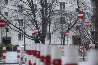 Słupki i znaki zakazu zalały osiedle. Drogowy absurd w Śródmieściu