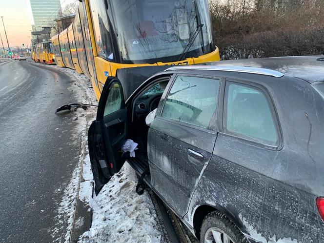 Czołowo huknął w tramwaj. Pijany kierowca uciekł 