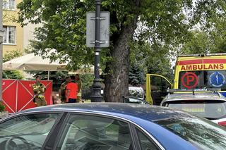 Na terenie ogródka rozłożyli parawan. Obok siedziała modląca się kobieta. Co tam się stało?!