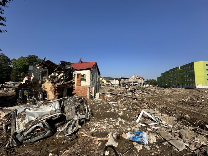 Stronie Śląskie przed i po powodzi. Aż trudno uwierzyć, że to te same miejsca. Zdjęcia odbierają mowę 