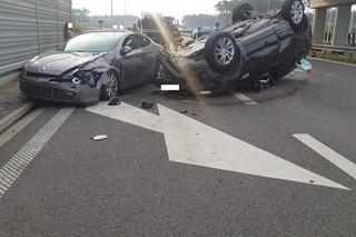 Wypadek na S5 koło Leszna. Zderzyły się dwa samochody, jeden dachował [FOTO]