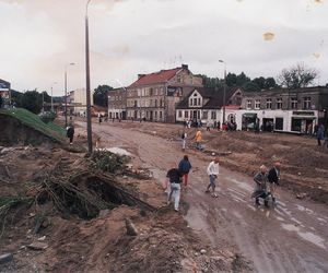 Powódź w Gdańsku w 2001 roku. Koszmarny widok. Zalane były ulice i domy 