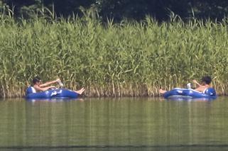 JOLA I OLA PLUSKAJĄ SIĘ NA MAZURACH.