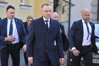 Sytuacja na Bliskim Wschodzie wpłynęła na lot prezydenta Dudy. Konieczna zmiana trasy