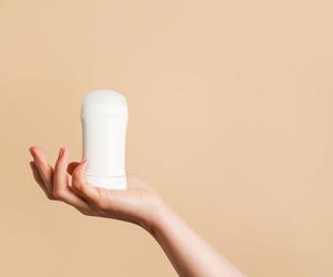 Czym różnią się dezodoranty od antyperspirantów?