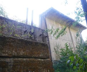 Monumentalna śluza Leśniewo z symbolami III Rzeszy ukryta w mazurskim lesie. Jest owiana tajemnicą [ZDJĘCIA]