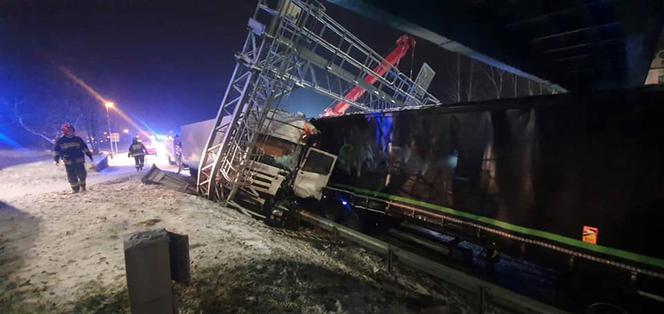 Zderzenie dwóch ciężarówek na DK 92 w kierunku Wrześni! Jedna osoba ranna [ZDJĘCIA]
