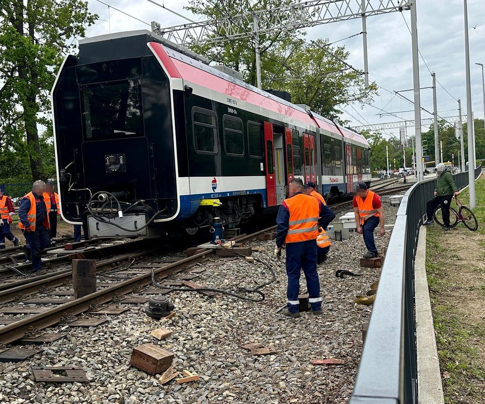 Paraliż komunikacyjny! Pociąg WKD wykoleił się w Grodzisku Mazowieckim