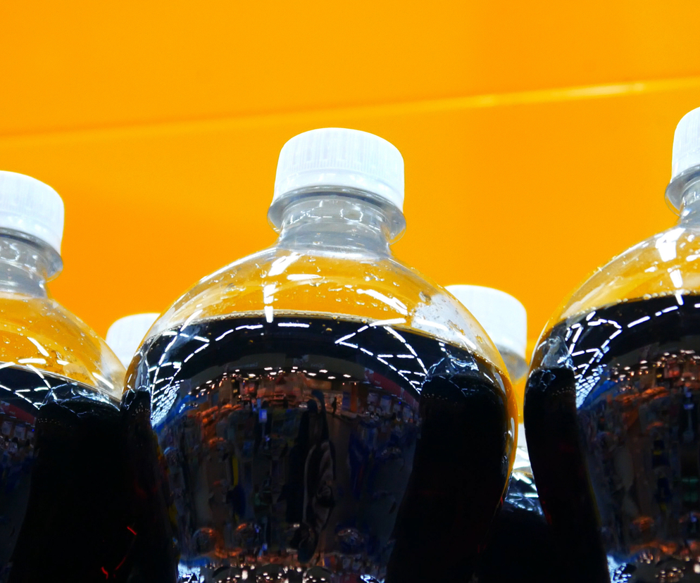 Większe jądra to niejedyny objaw. Skutki uboczne picia tych napojów szokują