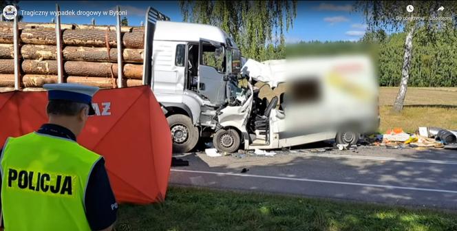 Przerażający wypadek pod Starogardem Gdańskim. Dwóch 30-latków zginęło w zmasakrowanym mercedesie [ZDJĘCIA].