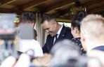 Karol i Marta Nawroccy na obiedzie u rodziny spod Kolbuszowej, na stole same smakołyki