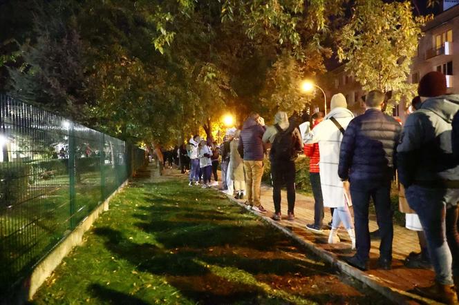 Jest 23, a ludzie wciąż czekają, by zagłosować. Gigantyczna kolejka do lokalu wyborczego w Warszawie