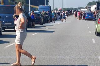 Pożar samochodu na A1. Kierowcy wyszli z aut na jezdnię