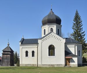 To dawna wieś królewska w Małopolsce. W pobliżu cerkwi wydobywano ropę naftową