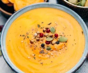 Zupa ze słodkich ziemniaków i mleczka kokosowego. Wegański obiad w 20 minut