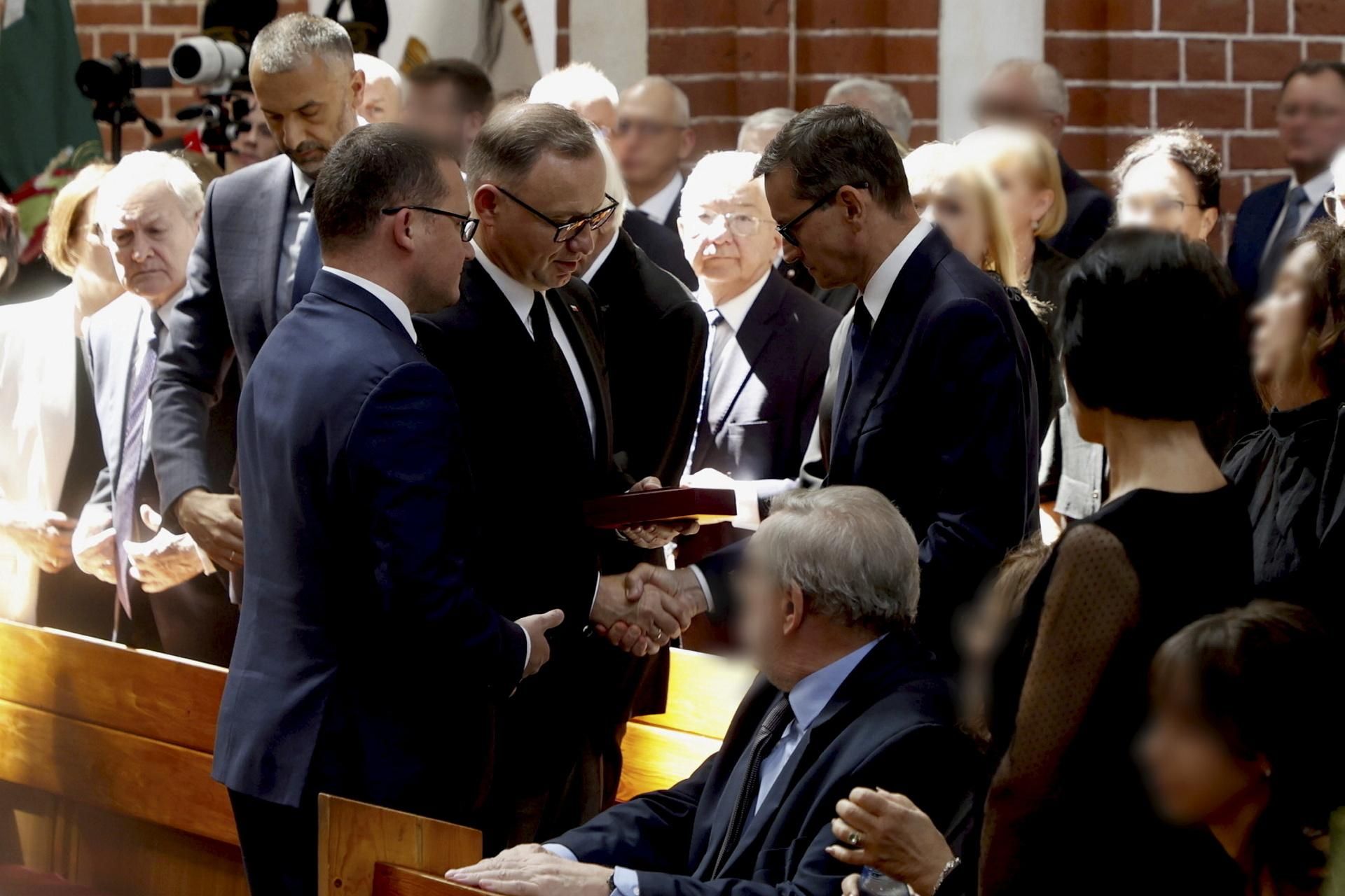 Morawiecki na pogrzebie mamy. Ten gest mówi więcej niż tysiąc słów. Poruszające!