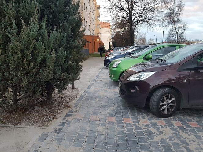 Parkingowy absurd na osiedlu Rejtana w Lesznie 