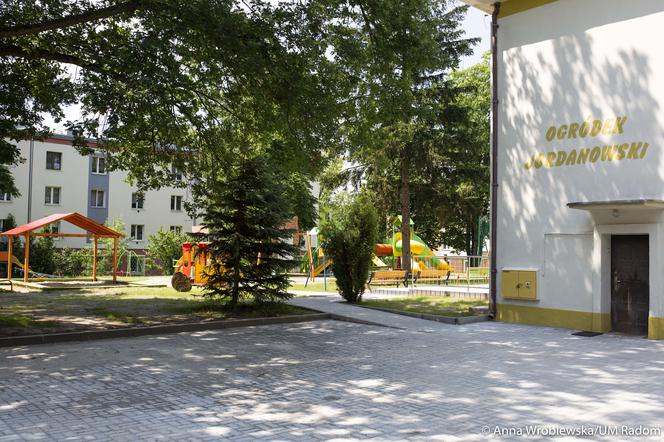 Huśtawki i piaskownice na wakacje. Ogródek Jordanowski i plac zabaw na Ustroniu już gotowe