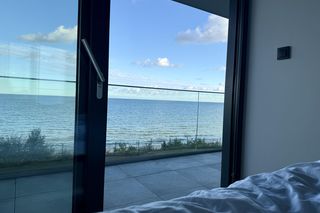 Apartament Hevenia w Rewalu - widok z sypialni