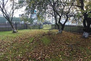 Staranował fiatem ogrodzenie i huknął w dom! 26-letni kierowca trafił do szpitala