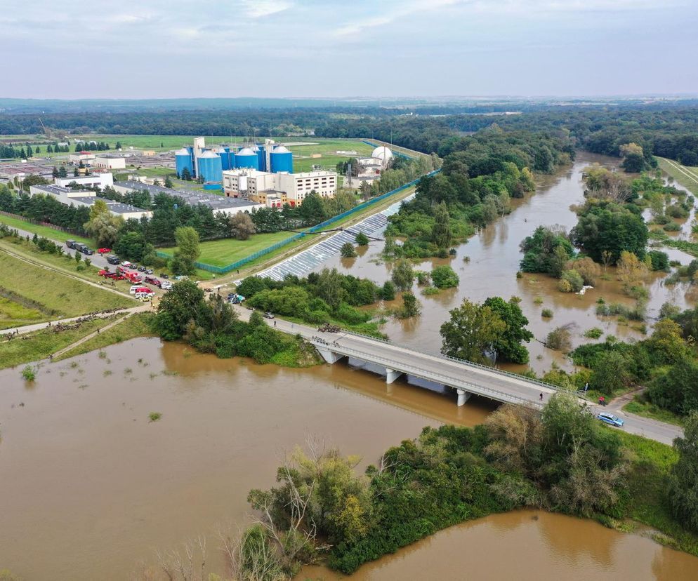 Autostrady i drogi ekspresowe są przejezdne. Utrudnienia występują na terenach objętych powodzią