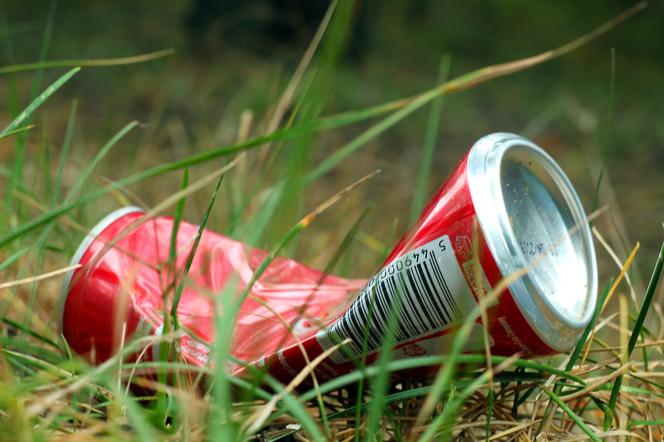 Mężczyzna został dźgnięty nożem. Powód? Zbyt głośno zgniatał puszki