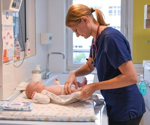 Maleńki Staś samotnie czeka w szpitalu na rodzinę