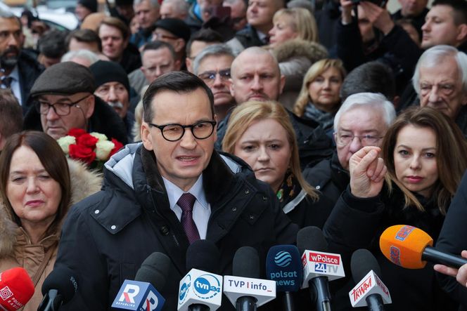 Mateusz Morawiecki pojawił się w budynku prokuratury w Warszawie. Ma usłyszeć zarzuty ws. wyborów korespondencyjnych z 2020 roku