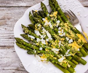 Tak we Francji podaje się szparagi. Sałatka mimoza nie ma sobie równych 