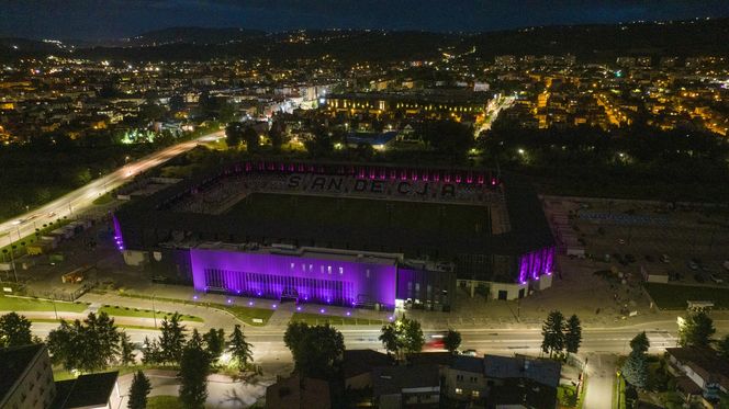 Test iluminacji elewacji stadionu w Nowym Sączu 