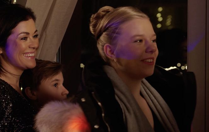 M jak miłość, zabawa sylwestrowa. Kinga (Katarzyna Cichopek), Lenka (Olga Cybińska), Misiek (Aleksander Bożyk)