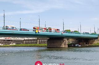 Mężczyzna założył się, czy wejdzie do Wisły. Zniknął pod wodą w rejonie Mostu Powstańców Śląskich