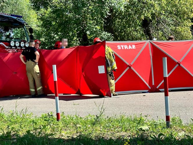 Emeryci wracali z pogrzebu, uderzyli w drzewo przy cmentarzu. Nie żyje jedna osoba