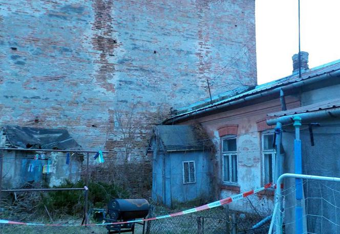 Koszmar w Rembertowie. Fragment muru kamienicy runął metr od innego domu