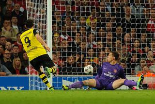 Arsenal - Borussia, Robert Lewandowski pokonuje Szczęsnego