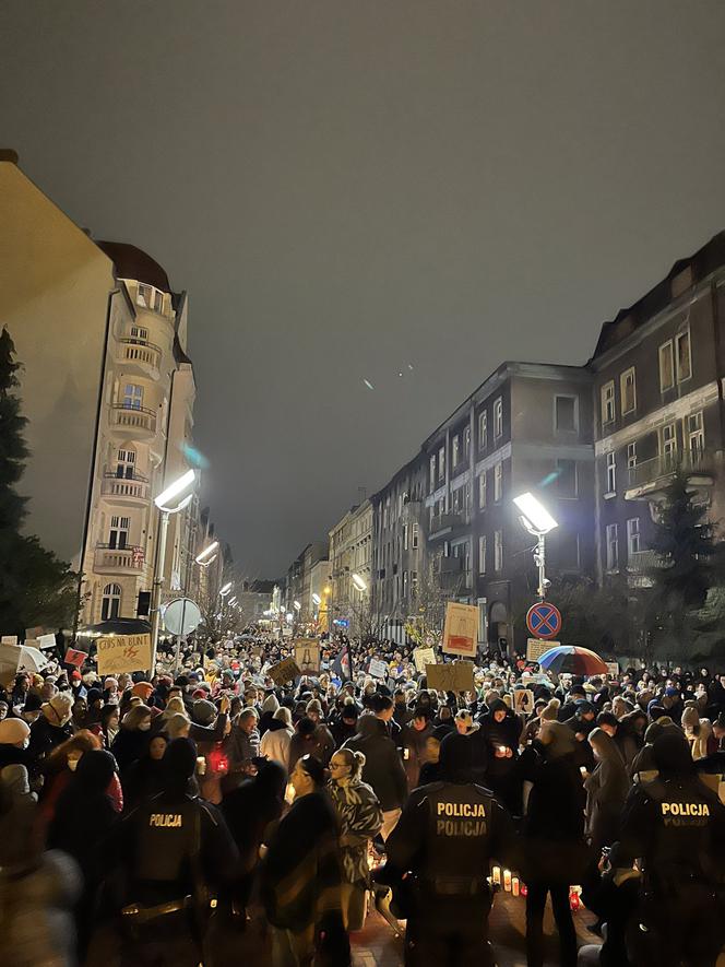 Na ulicach Katowic pojawiły się tłumy. Protestujący szli pod hasłem: "Ani jednej więcej" [ZDJĘCIA]