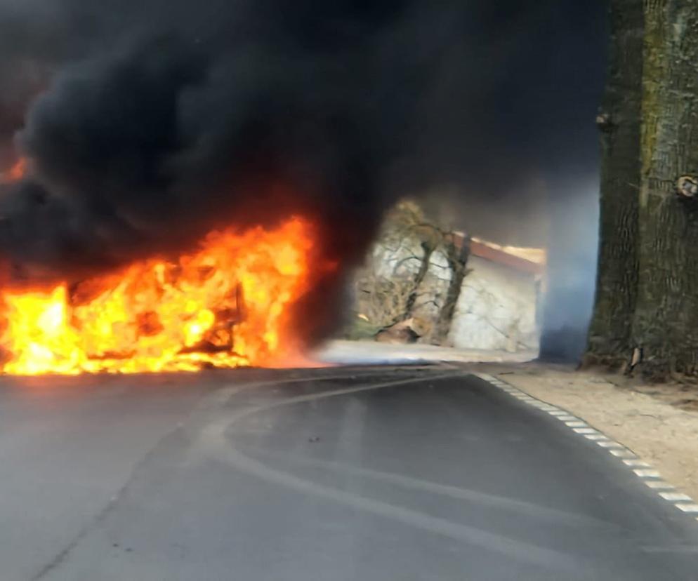 Pożar busa pod Olsztynem. Dzieci jechały na zawody sportowe