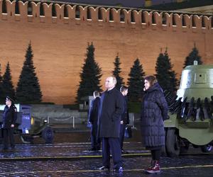 Putin poszedł obejrzeć wystawę broni. Zablokowali miasto, potem zaśpiewał mu chór