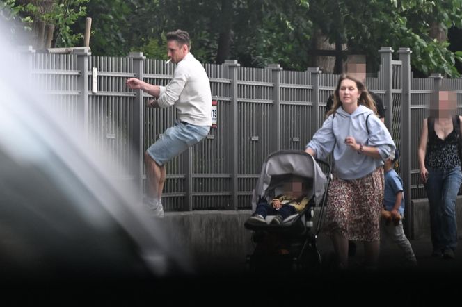 Filip Gurłacz na spacerze z żoną i synem. Nie zwalczył nałogu 