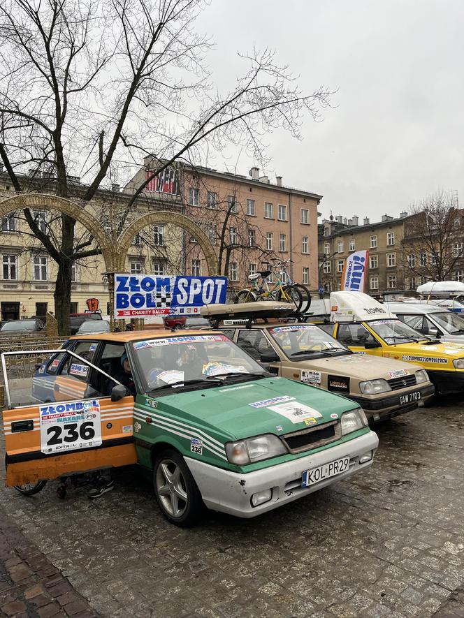 WOŚP 2024 w Krakowie. Zlot samochodów Złombol na Placu Wolnica przyciągnął tłumy fanów aut rodem z PRL-u