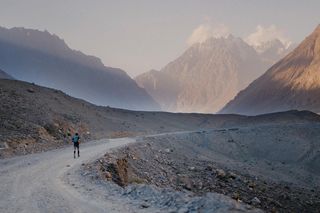 Sportowe wyzwanie Szymona Makucha, biegacza ekstremalnego i podróżnika niosło w sobie dodatkową wartość, a mianowicie możliwość finansowej pomocy dzieciom dotkniętym chorobą nowotworową.