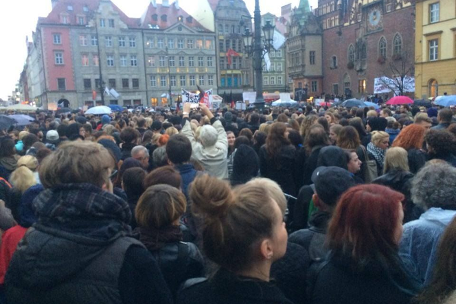 Wrocław: Protest studentów i studentek. Mnóstwo osób chce wyjść na ulice by bronić konstytucji [AUDIO]