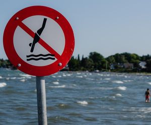 Gdzie można się bezpiecznie kąpać? Sprawdź aktualne zakazy kąpieli w Polsce