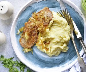 Łopatka wieprzowa duszona z cebulą - najprostszy sposób na soczystą łopatkę