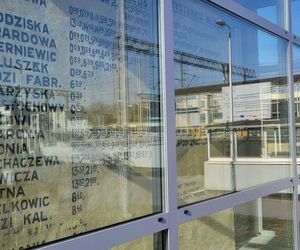 Zabytkowy rozkład jazdy na przystanku Warszawa Włochy