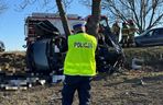 Tragedia na drodze pod Nysą. Samochód wjechał w drzewo. Nie żyją cztery osoby