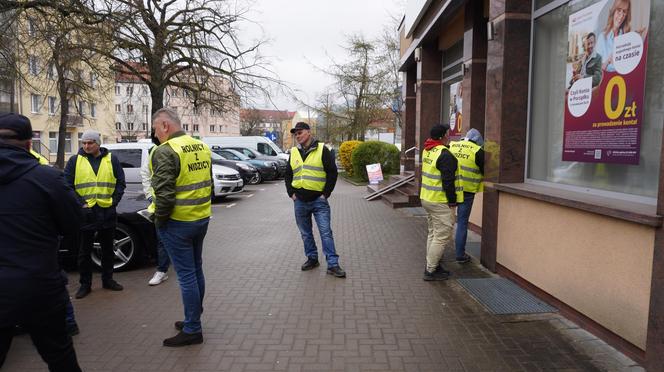 Protest rolników 4 kwietnia w Olsztynie. Strajkujący zostawili ministrowi Kulaskowi butelkę z nawozem