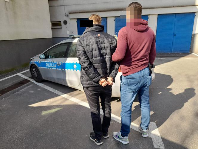 Ćwierć miliona zł i cztery kilo dragów w mieszkaniu w Warszawie